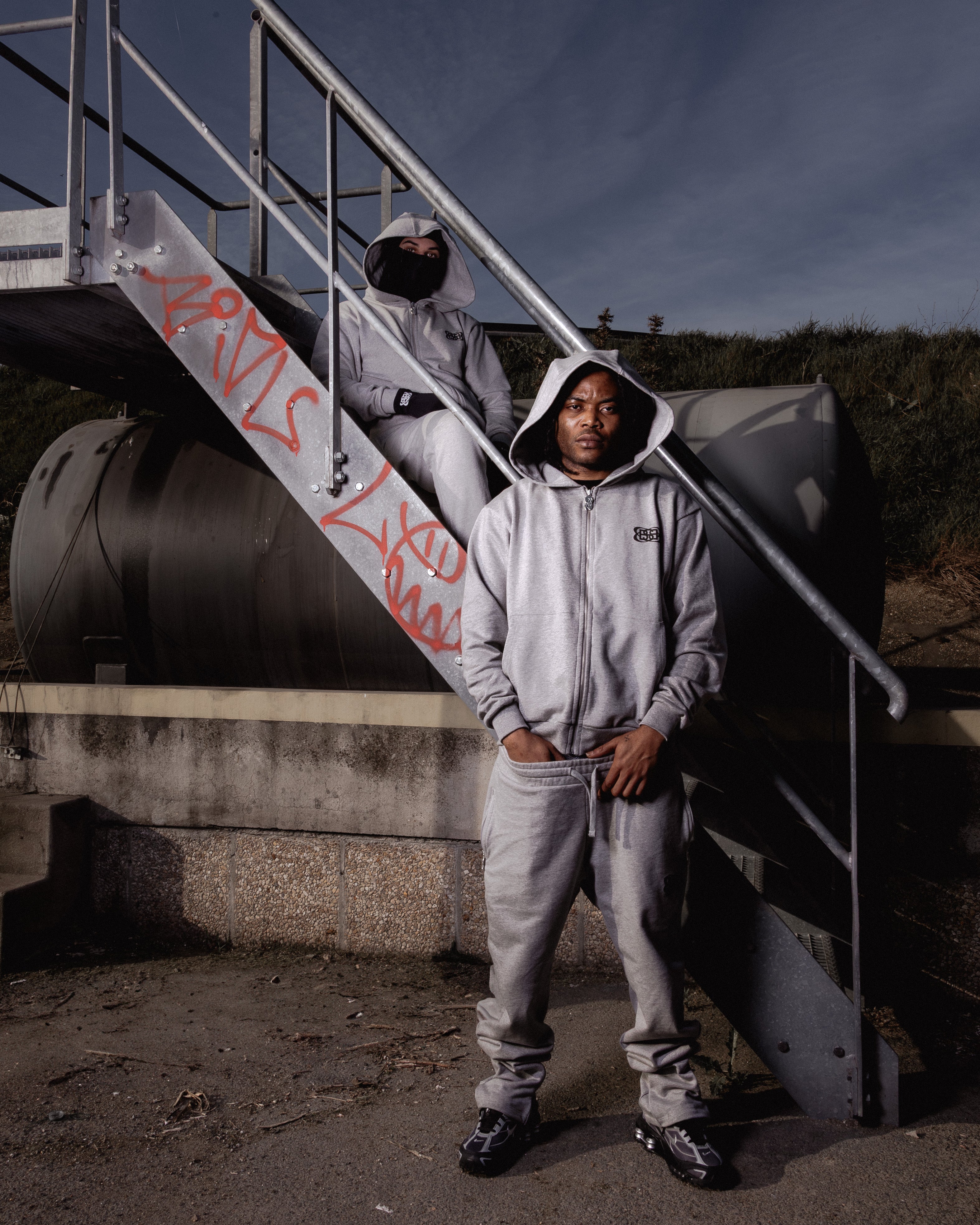 SWEAT ZIPPÉ À CAPUCHE GRIS