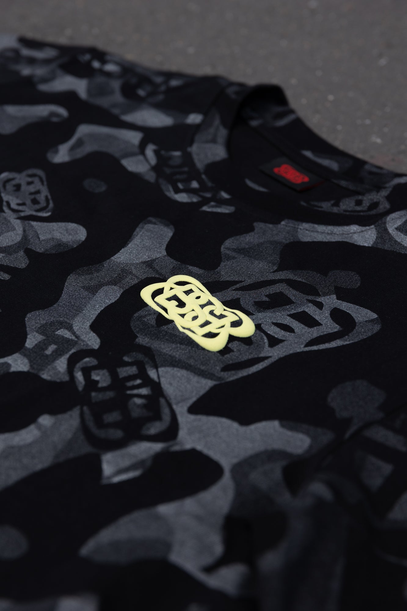 TEE SHIRT BLACK CAMO PUFF PRINT